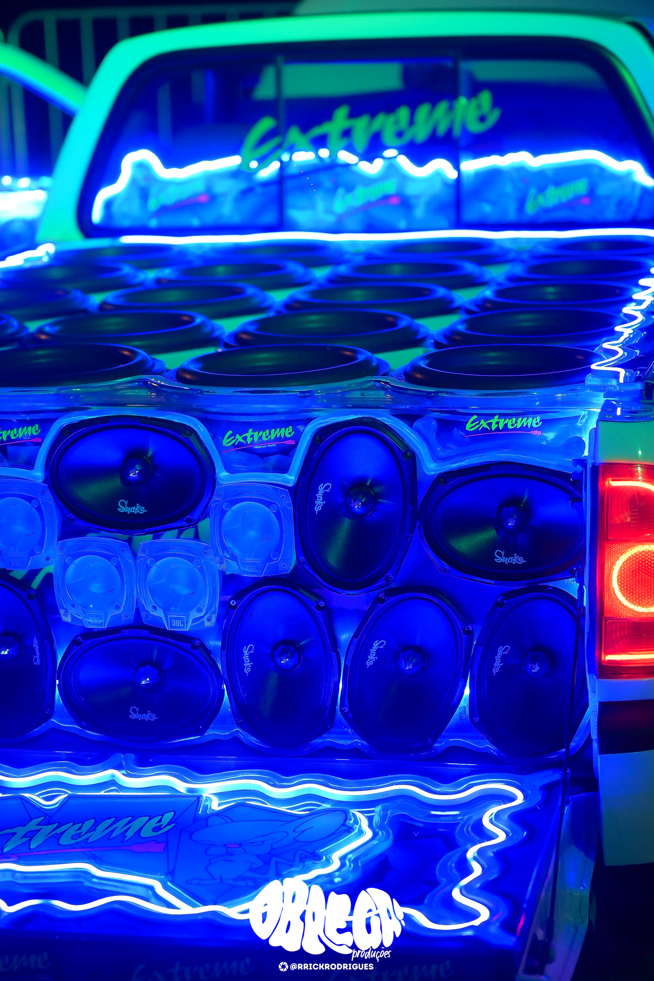 Paredão de som iluminado em neon no BREGAVEILLON